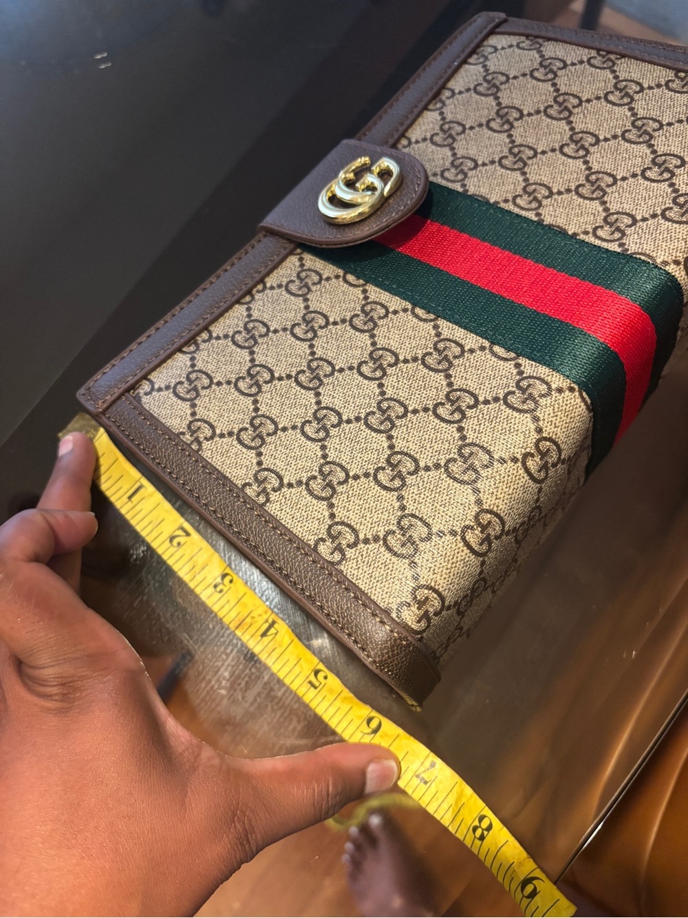 Trendy GG Gucci Supreme Beige & Brown Crossbody Clutch with Red and Green Stripe - Picture 3 of 4
